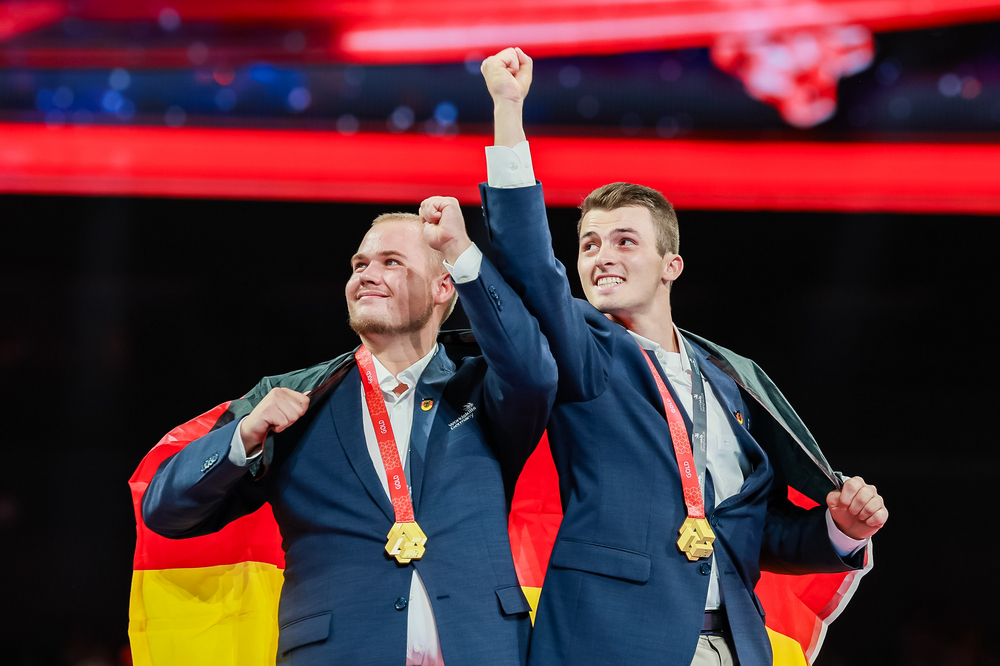 Die Weltmeister Tim Arnold und Jakob Distler auf der Bühne der Worldskills 2026 in Shanghei. Foto: WorldSkills International